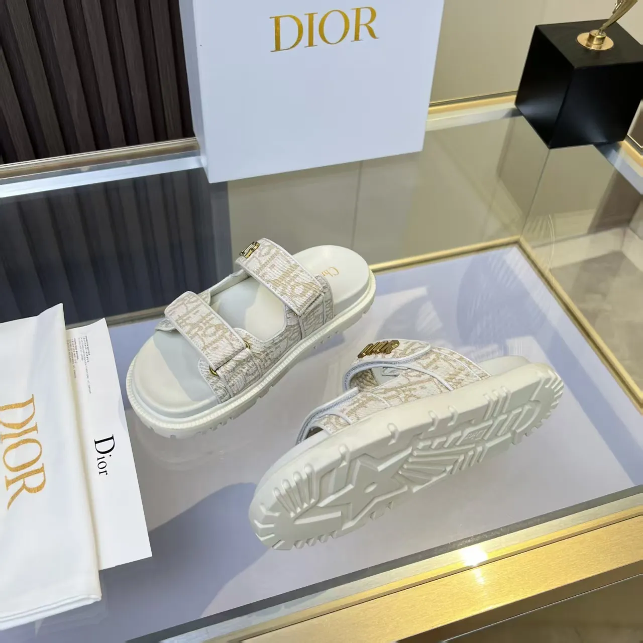 👟👟Ex-factory price 480👟👟 Dior classic popular sandals Step into the fashion territory of Dior slippers and encounter the ultimate fusion of elegance and comfort. The upper is engraved with the Christian Dior Paris logo using exquisite embroidery technology. The delicate stitching tells the brand's profound heritage and is fully recognizable.   Made of high-quality materials, it feels soft and fits your feet, as if it is a gentle care tailor-made for your feet. The sole is carefully designed and engraved with Christian Dior's lucky star symbol. It is not only a beautiful embellishment, but also provides reliable grip, making every step steady and secure.   It has a simple design and is easy to put on and take off. Whether it is a lazy weekend or a pleasant vacation, it can be easily adapted. Whether paired with casual shorts, casual jeans, or an elegant dress, Dior slippers can instantly enhance the overall style and show a casual fashion attitude.   Dior slippers, in the name of fashion, inject luxurious charm into your life and accompany you with every step you take with confidence and elegance. Material: Fine genuine cowhide upper, outsole, TPR, non-slip and wear-resistant, code number: 35-41 (42 customized)